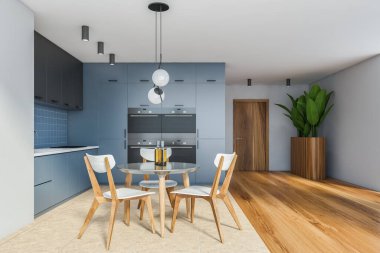 Beyaz ve mavi duvarları olan şık mutfak manzarası, fayanslı zemin, eşyaların içine monte edilmiş mavi dolaplar ve sandalyeli yuvarlak yemek masası. 3d oluşturma