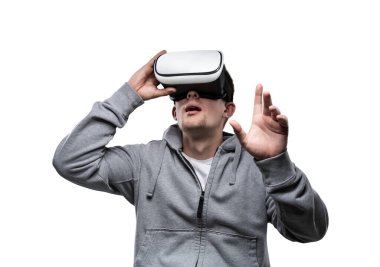 Sanal gerçeklik gözlüğü takan sıradan giysili genç bir adam portresi. Yüksek teknoloji ve oyun kavramı