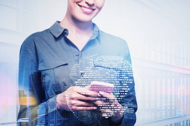 Akıllı telefonlu neşeli Avrupalı genç iş kadını, bulanık şehirde ağ hologramına çifte maruz kalıyor. İnternet bağlantısı kavramı. Tonu ayarlanmış resim