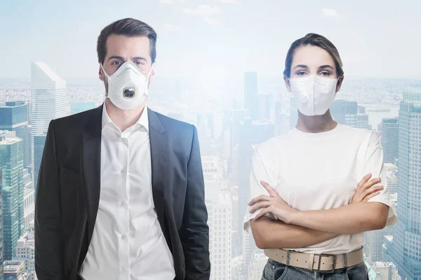 Young Businessman Businesswoman Protective Masks Standing Blurry City Concept Covid — Stock Photo, Image