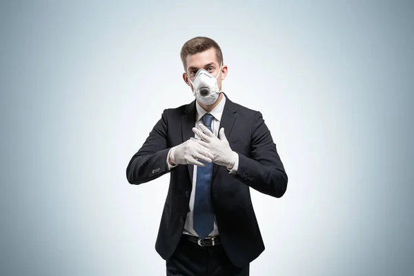 Porträtt Ung Europeisk Affärsman Med Skyddsmask Och Gummihandskar Nära Betongväggar — Stockfoto