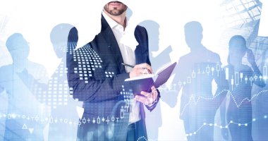 Defteri bulanık şehir manzarası arka planında duran tanınmayan bir iş adamı ve iş ekibinin iki kez görüntüsü. Tonu ayarlanmış resim