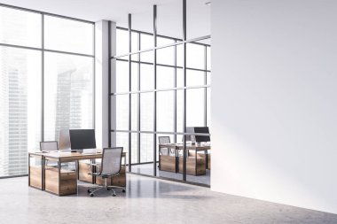 Boş duvar, beyaz duvarları, beton zemini ve sıra sıra tahta bilgisayar masaları olan şık bir açık uzay ofis köşesinde taklit ediliyor. 3d oluşturma