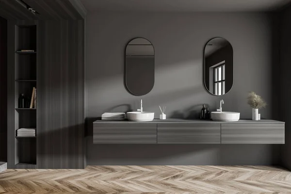 宽敞的浴室内部 有灰色和木制墙壁 木制地板和带有椭圆形镜子的双层水池 用化妆品保存起来 3D渲染 — 图库照片