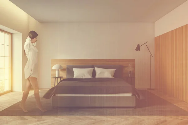 Modern Yatak Odasında Beyaz Ahşap Duvarları Beton Zemini Rahat Kral — Stok fotoğraf