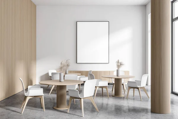 Interior Restaurante Elegante Com Paredes Brancas Madeira Piso Concreto Mesas — Fotografia de Stock