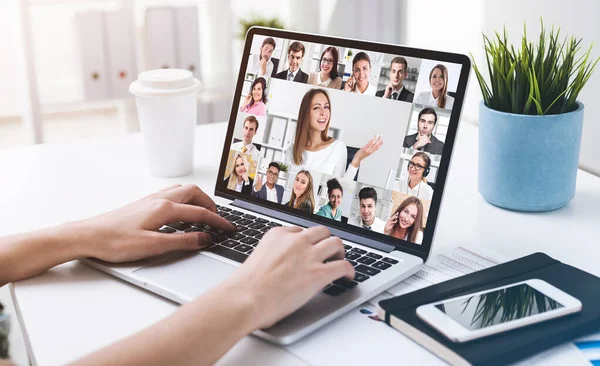 Mãos Empresária Digitando Laptop Durante Videoconferência Com Seus Colegas Escritório — Fotografia de Stock