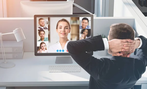 Hátsó Nézet Nyugodt Fiatal Üzletember Video Chat Kollégáival Otthonról Való — Stock Fotó