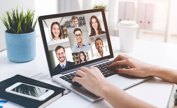 Oldalnézetben Üzletasszony Használja Laptopját Videó Chat Során Különböző Kollégáival Otthonról — Stock Fotó