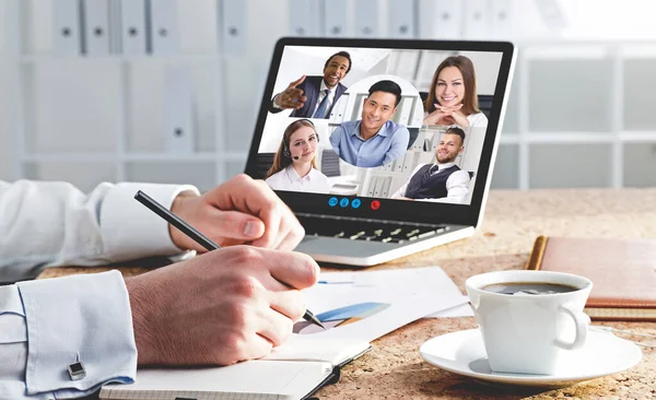 Vue Latérale Jeune Homme Affaires Prenant Des Notes Sur Table — Photo