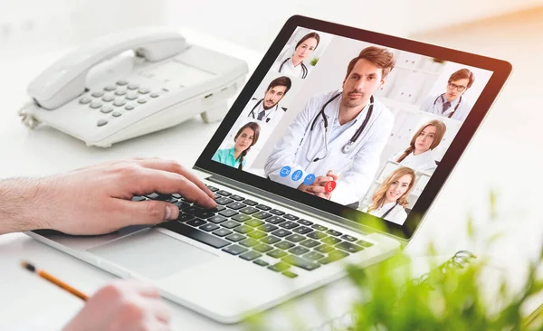 Manos Joven Irreconocible Teniendo Videoconferencia Con Siete Médicos Concepto Tecnología —  Fotos de Stock