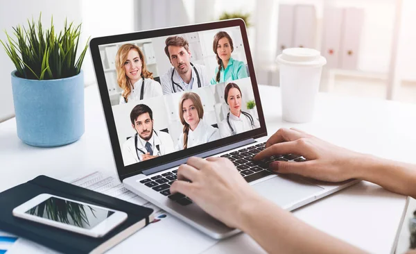 Oldalnézete Ahogy Laptopját Használja Videochat Közben Orvosokkal Technológia Távorvoslás Fogalma — Stock Fotó