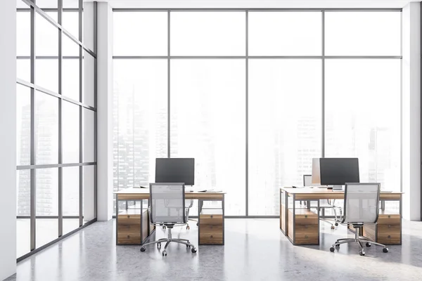 Frontansicht Eines Modernen Großraumbüros Mit Weißen Wänden Betonboden Hölzernen Computertischen — Stockfoto