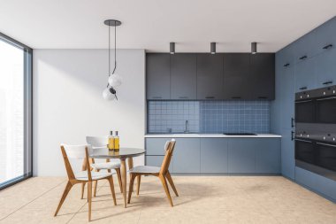 Beyaz ve mavi duvarları olan şık mutfakların, döşemeleri döşemeli, mavi dolaplar eşyalar ve sandalyeli yuvarlak yemek masası. 3d oluşturma