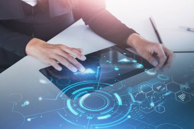 Bulanık ofiste tablet kullanan iş kadınının elleri çift taraflı HUD ağ arayüzü kullanıyor. Tonu ayarlanmış resim