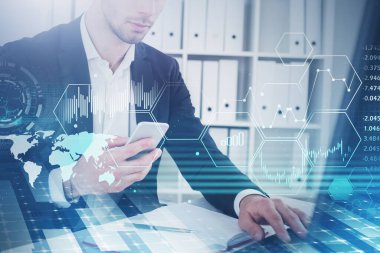 Bulanık ofiste akıllı telefon kullanan tanınmayan bir işadamı çift taraflı arayüz kullanıyor. Tonlanmış görüntü. Bu görüntünün elementleri NASA tarafından desteklenmektedir