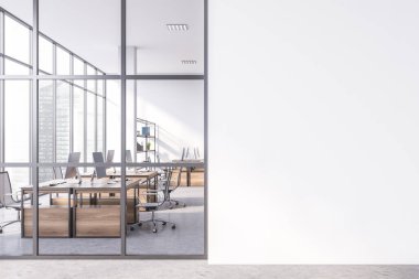 Beyaz duvarları, beton zemini ve sıra sıra ahşap bilgisayar masaları olan şık, açık uzay ofisindeki boş duvarla alay et. 3d oluşturma