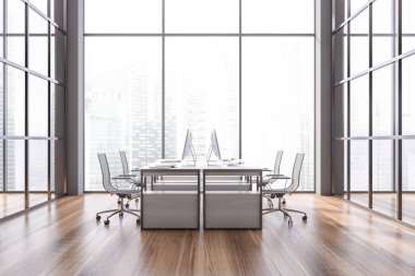 Gri duvarları, ahşap zemini, beyaz bilgisayar tabloları ve bulanık şehir manzaralı büyük pencereleri olan şık, açık uzay ofisinin yan görüntüsü. 3d oluşturma