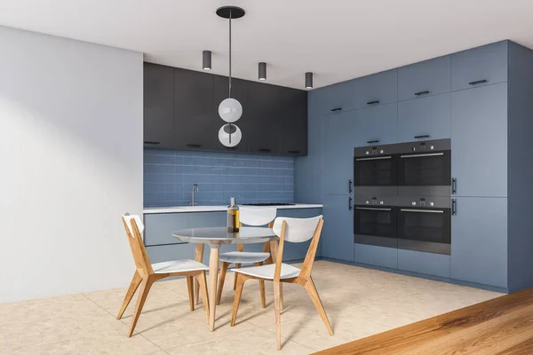时尚厨房的角落 有白色和蓝色的墙壁 铺了瓷砖的地板 蓝色的橱柜 内置物品 还有有椅子的圆形餐桌 3D渲染 — 图库照片