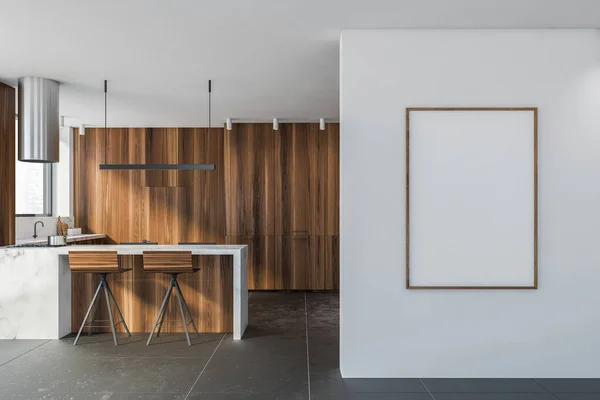 Interiér Moderní Kuchyně Bílými Dřevěnými Stěnami Dlážděnou Podlahou Barem Stoličkami — Stock fotografie