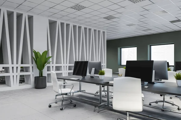 有白色和灰色墙壁 白色地板和一排电脑桌的时尚的开放空间办公室角落 3D渲染 — 图库照片