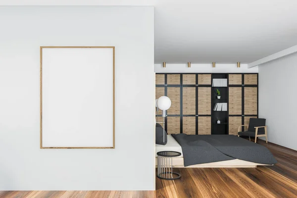 白と木製の壁 木製の床 快適なキングサイズベッドと垂直モックアップポスターとスタイリッシュなマスターベッドルームのインテリア 3Dレンダリング — ストック写真