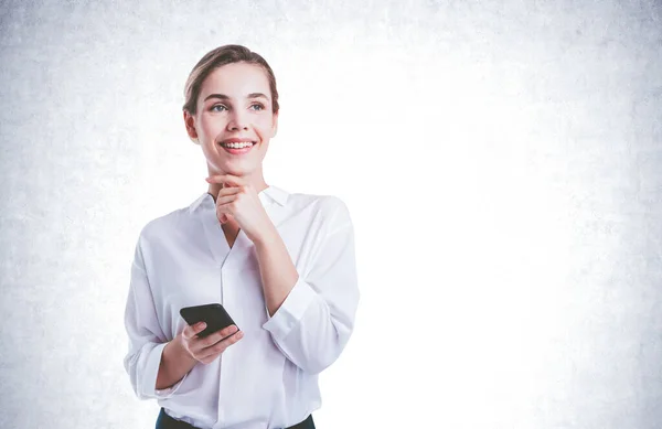Retrato Una Joven Mujer Negocios Sonriente Usando Teléfono Inteligente Cerca — Foto de Stock