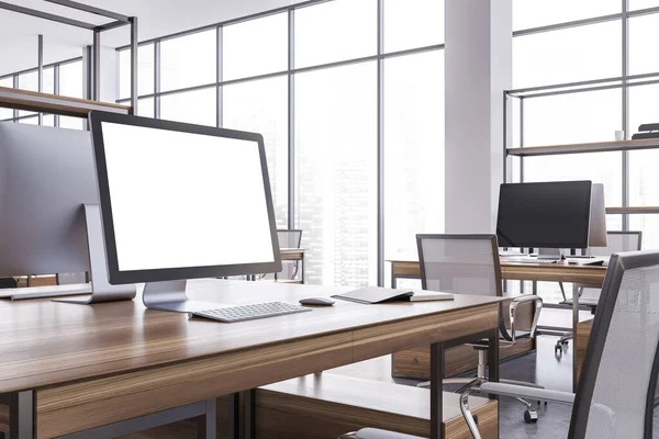 在现代开放的办公室角落的木制桌子上 装有模拟屏幕的计算机 有白色的墙壁和混凝土地面 3D渲染 — 图库照片
