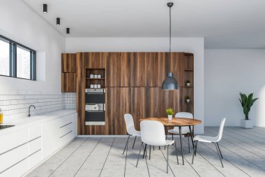 Beyaz ve ahşap duvarları olan şık bir mutfak döşeme döşemesi ve beyaz sandalyeli yuvarlak yemek masası. 3d oluşturma