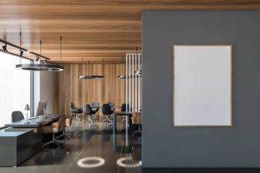 Gri ve ahşap duvarları, siyah zemini ve siyah bilgisayar masaları olan şık bir açık uzay ofisi. Dikey maket posteri. 3d oluşturma