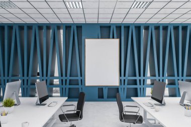 Beyaz ve mavi duvarları, beyaz zemini ve sıra sıra bilgisayar masaları olan şık bir açık uzay ofisi. Dikey maket posteri. 3d oluşturma