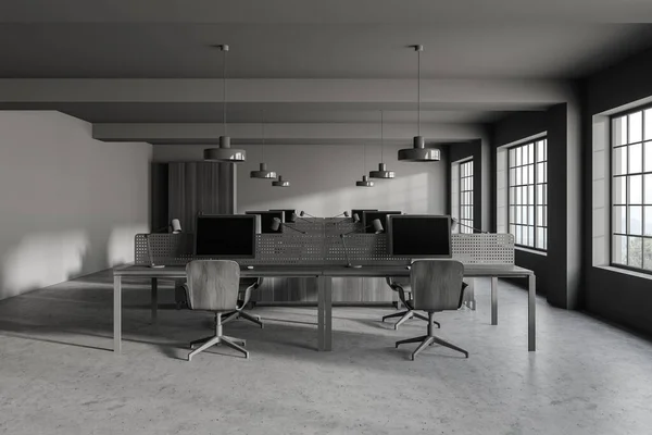グレーの壁 コンクリートの床と木製のコンピュータテーブルの行を持つスタイリッシュなオープンスペースオフィスのインテリア 3Dレンダリング — ストック写真