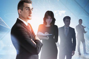 Bulanık şehirde, dünya haritasıyla çift taraflı arayüze sahip dört farklı iş adamı duruyor. Tonlanmış görüntü. Bu görüntünün elementleri NASA tarafından desteklenmektedir