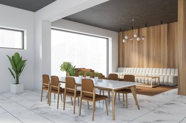 Modern yemek odasının köşesinde beyaz ve ahşap duvarlar mermer zemin, kahverengi sandalyeli uzun masa ve beyaz kanepe. 3d oluşturma