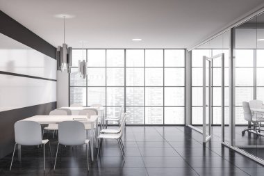 Beyaz ve cam duvarlı modern ofis toplantı odasının içi fayanslı zemin ve beyaz sandalyeli uzun konferans masası. 3d oluşturma