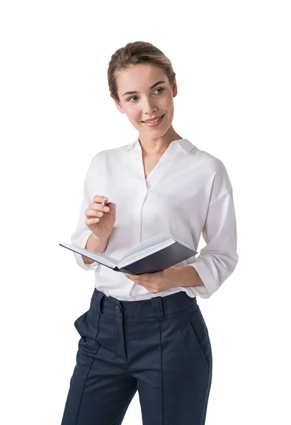 Odizolowany Portret Uśmiechniętej Młodej Bizneswoman Stojącej Notatnikiem Robiącej Notatki — Zdjęcie stockowe