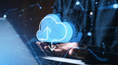 Elleri parlak bulut depolama sembolünü tutuyor. Okları dijital grafik biçiminde yükleyip indiriyor. Fütürist teknoloji arka planı, online veri kavramı.