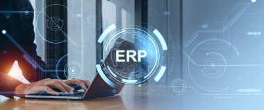 ERP sistem konsept arayüzü ile dizüstü bilgisayarda yazan işadamı, fütüristik dijital stil, kapalı ofis arka planı, girişim yazılım kavramı