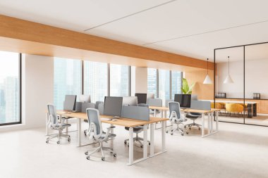 Ortak ahşap masalar, gri sandalyeler ve kolye ışıklandırmalı cam duvarlı toplantı odası olan çağdaş ofis içi. 3B Hazırlama