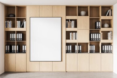 Ahşap ofis rafları kitaplar, klasörler ve dekor nesneleri, büyük boş poster modelleme merkezi, beyaz duvarda minimalist iç mekan. 3B Hazırlama