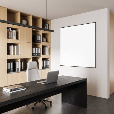 Ahşap raflar, minimalist mobilyalar ve temiz, modern çalışma alanında boş bir duvar posteri modelinin yer aldığı çağdaş ofis içi. 3B Hazırlama