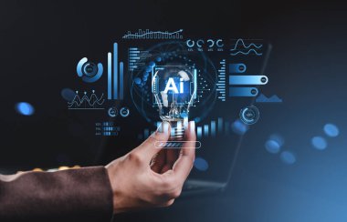 Işıldayan yapay zeka hologramı ve fütüristik veri grafikleriyle el ele tutuşan ampul, karanlık arka planda dijital arayüz tarzı, yapay zeka kavramı