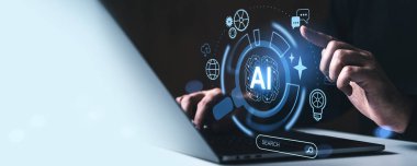 Parlak yapay zeka arayüz simgelerine sahip dizüstü bilgisayar kullanan kişi, fütürist dijital tarzı, koyu arkaplan. Yapay zeka kavramı ve sohbet robotu yardımı