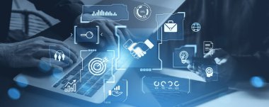 Dizüstü bilgisayarda ve telefonda çalışan iki kişi parlayan iş simgeleri, fütüristik stil, karanlık teknoloji geçmişi, B2B ortaklığı kavramı