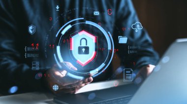 El ve dizüstü bilgisayarda siber güvenlik kalkanı arayüzü, karanlık arka planda fütürist dijital tarz, veri koruması kavramı ve çevrimiçi güvenlik