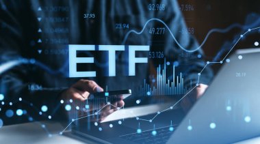 Koyu arkaplan üzerinde ETF metin ve borsa grafikleri olan akıllı telefon kullanan bir adam. Yatırım ve finans piyasaları kavramı