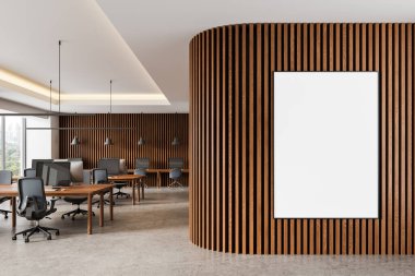 Ahşap duvarların yer aldığı modern ofis içi, eğri büğrü bir bölmede dikey poster modeli, minimum mobilya ve doğal gün ışığı. 3B Hazırlama