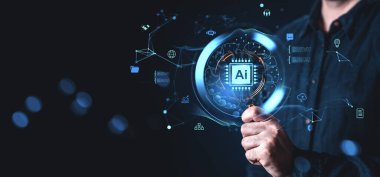 Elinde büyüteç tutan adam yapay zeka kavramını sembolize ederek yapay zeka kavramını simgeleyen nöral ağ grafikleriyle yapay zeka hologramını analiz ediyor.