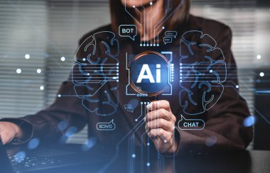 Yapay zeka ikonu, fütüristik dijital arayüz örtüsü, ofis arka planı, yapay zeka sohbet robotu teknolojisi kavramı üzerinde büyüteç tutan kadın.