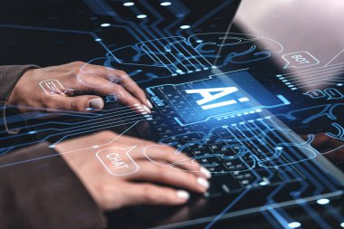 Bilgisayar klavyesinde dijital yapay zeka ve sohbet simgeleriyle yazı yazan ellerin yakın plan görüntüsü, modern iletişim ve robot yardımcı kavramını gösteriyor